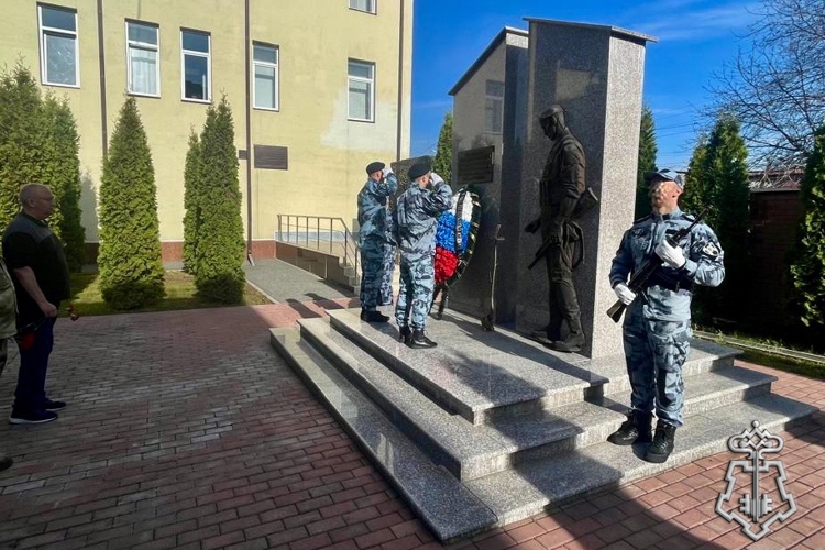 ВО ВЛАДИКАВКАЗЕ РОСГВАРДЕЙЦЫ ПОЧТИЛИ ПАМЯТЬ КОЛЛЕГ, ПОГИБШИХ ПРИ ВЫПОЛНЕНИИ СЛУЖЕБНОГО ДОЛГА
