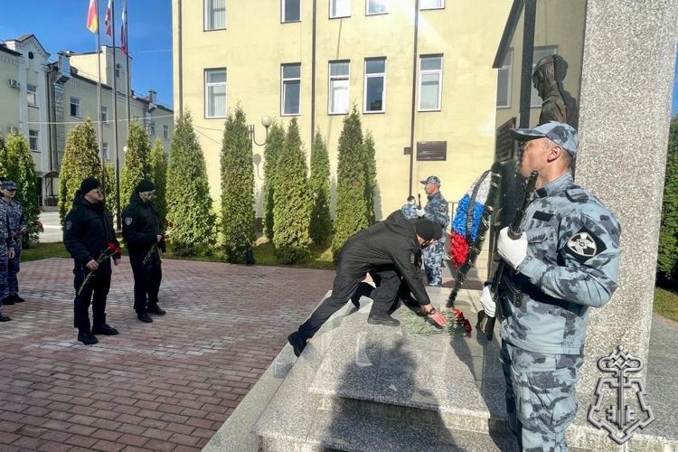 ВО ВЛАДИКАВКАЗЕ РОСГВАРДЕЙЦЫ ПОЧТИЛИ ПАМЯТЬ КОЛЛЕГ, ПОГИБШИХ ПРИ ВЫПОЛНЕНИИ СЛУЖЕБНОГО ДОЛГА