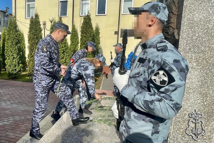 ВО ВЛАДИКАВКАЗЕ РОСГВАРДЕЙЦЫ ПОЧТИЛИ ПАМЯТЬ КОЛЛЕГ, ПОГИБШИХ ПРИ ВЫПОЛНЕНИИ СЛУЖЕБНОГО ДОЛГА