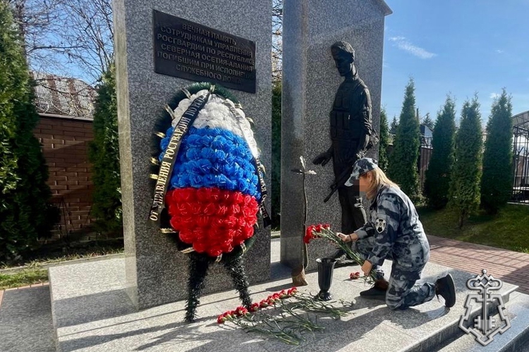 ВО ВЛАДИКАВКАЗЕ РОСГВАРДЕЙЦЫ ПОЧТИЛИ ПАМЯТЬ КОЛЛЕГ, ПОГИБШИХ ПРИ ВЫПОЛНЕНИИ СЛУЖЕБНОГО ДОЛГА