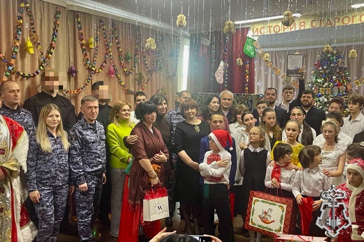  ВО ВЛАДИКАВКАЗЕ РОСГВАРДЕЙЦЫ ПОЗДРАВИЛИ С НОВЫМ ГОДОМ ВОСПИТАННИКОВ РЕСПУБЛИКАНСКОГО ДОМА РЕБЕНКА