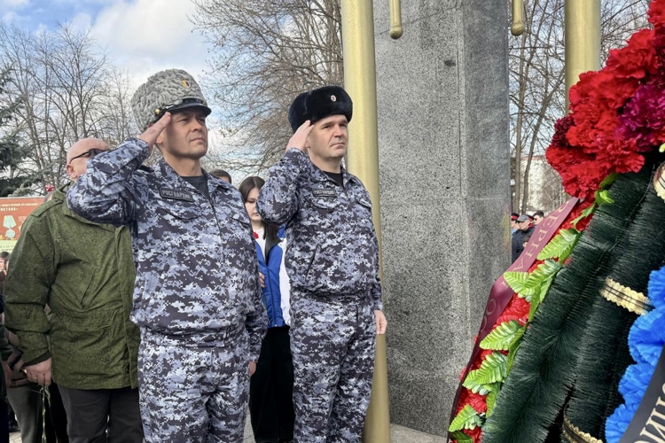 В СЕВЕРНОЙ ОСЕТИИ РОСГВАРДЕЙЦЫ ПОЧТИЛИ ПАМЯТЬ ВОИНОВ-ИНТЕРНАЦИОНАЛИСТОВ