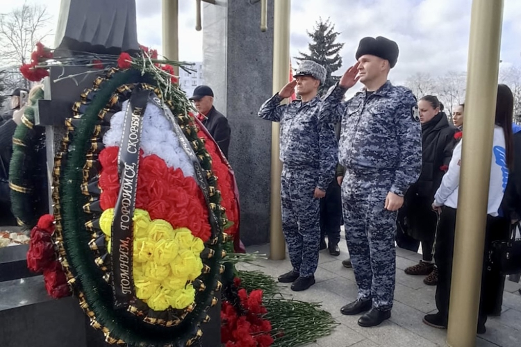 В СЕВЕРНОЙ ОСЕТИИ РОСГВАРДЕЙЦЫ ПОЧТИЛИ ПАМЯТЬ ВОИНОВ-ИНТЕРНАЦИОНАЛИСТОВ