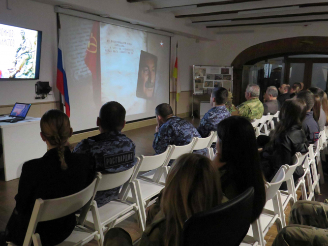 В СЕВЕРНОЙ ОСЕТИИ РОСГВАРДЕЙЦЫ ПОЧТИЛИ ПАМЯТЬ ВОИНОВ-ИНТЕРНАЦИОНАЛИСТОВ