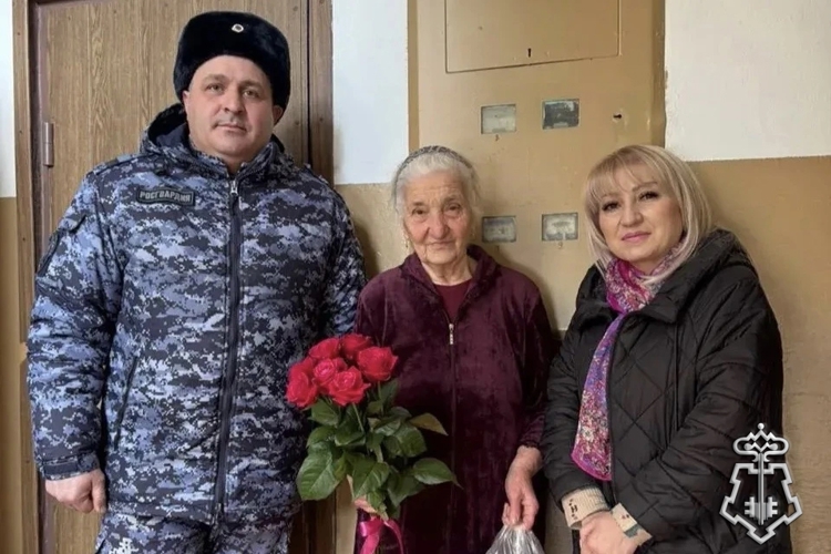 В СЕВЕРНОЙ ОСЕТИИ РОСГВАРДЕЙЦЫ ПОЗДРАВИЛИ ЖЕНЩИН С НАСТУПАЮЩИМ 8 МАРТА 