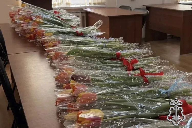 В СЕВЕРНОЙ ОСЕТИИ РОСГВАРДЕЙЦЫ ПОЗДРАВИЛИ ЖЕНЩИН С НАСТУПАЮЩИМ 8 МАРТА 