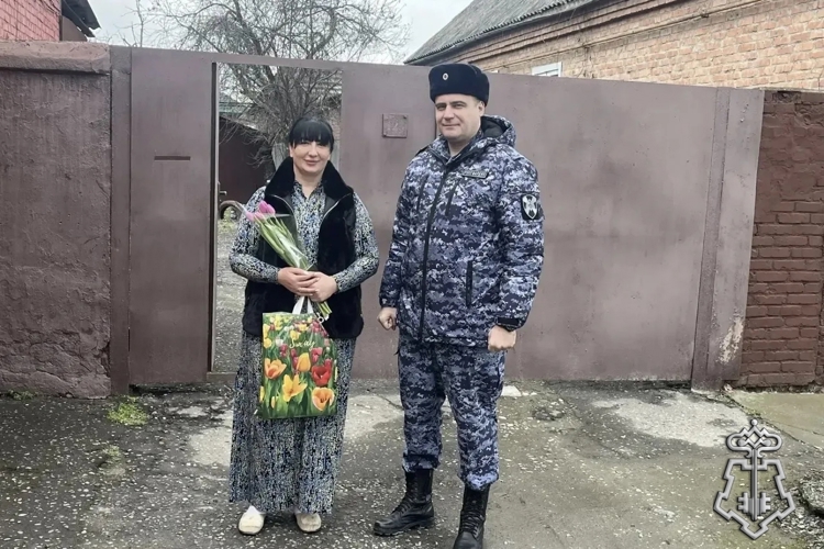 В СЕВЕРНОЙ ОСЕТИИ РОСГВАРДЕЙЦЫ ПОЗДРАВИЛИ ЖЕНЩИН С НАСТУПАЮЩИМ 8 МАРТА 