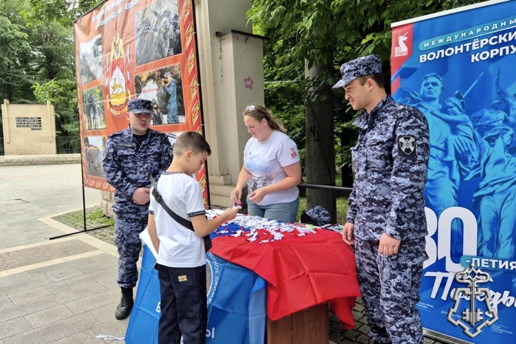 В СЕВЕРНОЙ ОСЕТИИ РОСГВАРДЕЙЦЫ ПОДДЕРЖАЛИ АКЦИЮ «РОССИЙСКИЙ ТРИКОЛОР»