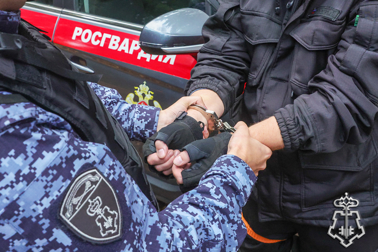Во Владикавказе росгвардейцы задержали вооруженного ножом агрессивного мужчину