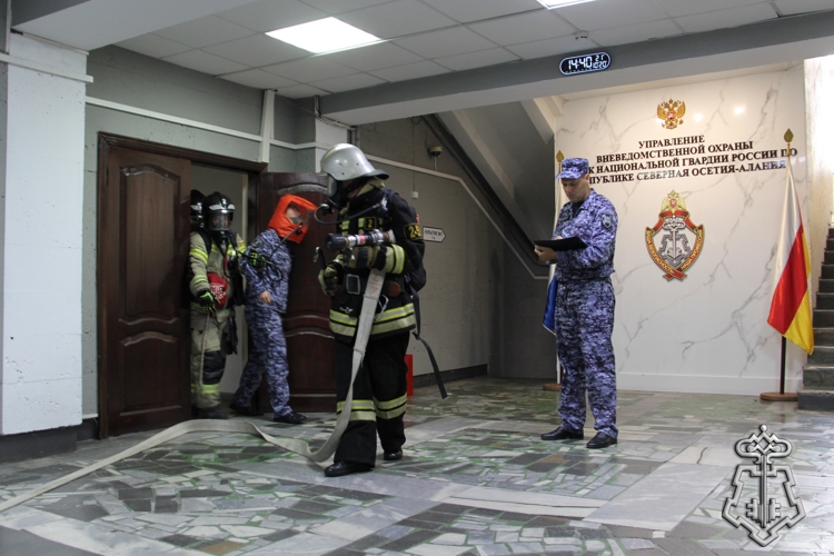 В УПРАВЛЕНИИ ВНЕВЕДОМСТВЕННОЙ ОХРАНЫ РОСГВАРДИИ ПО РЕСПУБЛИКЕ СЕВЕРНАЯ ОСЕТИЯ-АЛАНИЯ ПРОШЛО МЕЖВЕДОМСТВЕННОЕ ПОЖАРНО-ТАКТИЧЕСКОЕ ЗАНЯТИЕ