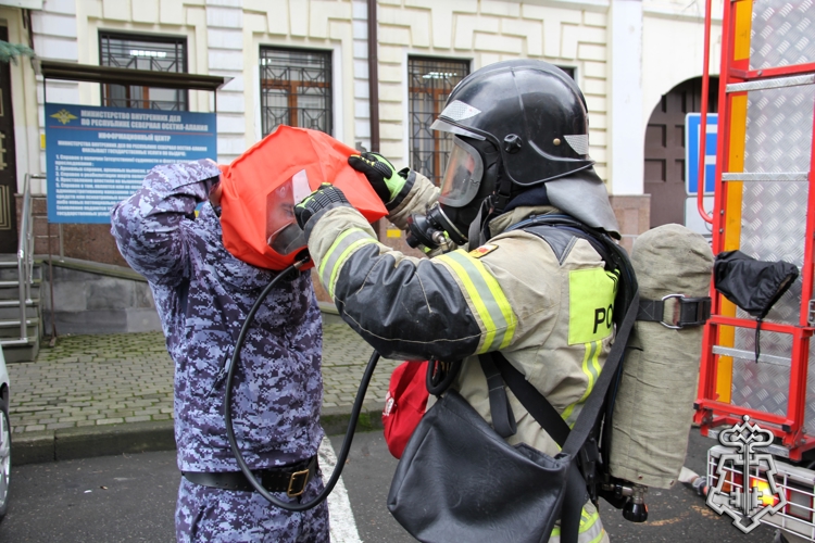 В УПРАВЛЕНИИ ВНЕВЕДОМСТВЕННОЙ ОХРАНЫ РОСГВАРДИИ ПО РЕСПУБЛИКЕ СЕВЕРНАЯ ОСЕТИЯ-АЛАНИЯ ПРОШЛО МЕЖВЕДОМСТВЕННОЕ ПОЖАРНО-ТАКТИЧЕСКОЕ ЗАНЯТИЕ